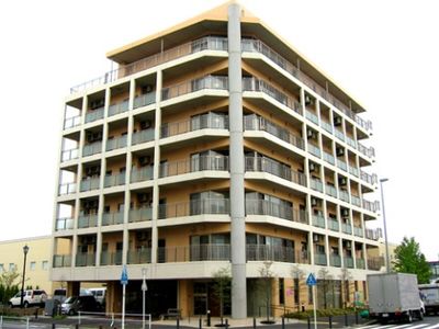 明るい外観の多階層建築