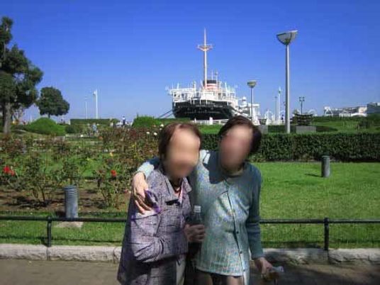庭園の散歩中の人物