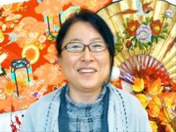 笑顔のスタッフと飾りつけ