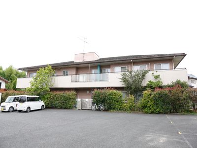 庭付きの落ち着いた外観