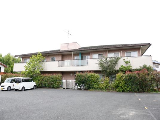 庭付きの落ち着いた外観