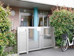 緑に囲まれたエントランス