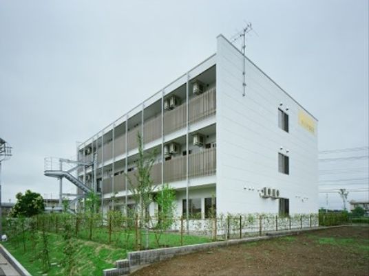 白い外壁の建物外観