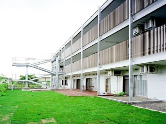 広々とした緑の中庭