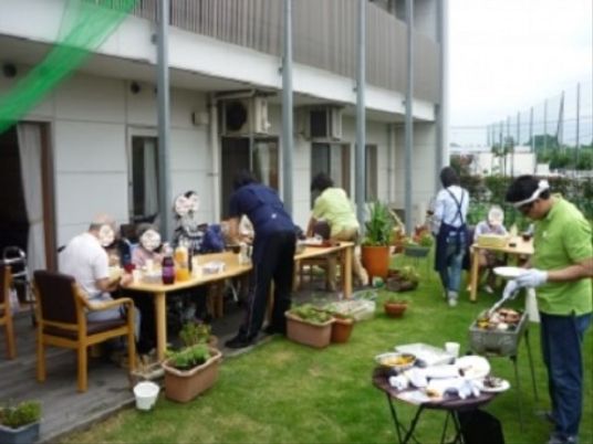中庭での食事風景