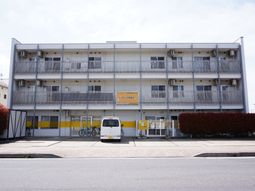 明るい外観の建物