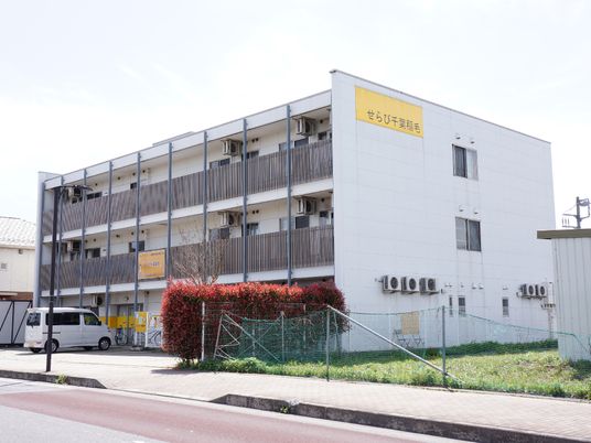 白い建物と看板