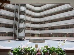 多階層の建物の中庭