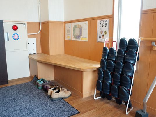 エントランスのベンチと靴箱