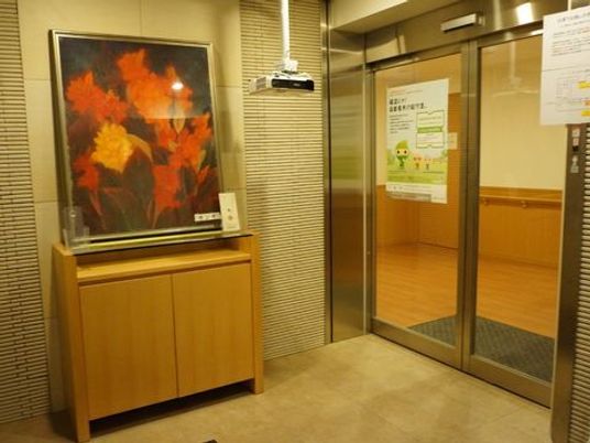 エントランスの壁画とドア