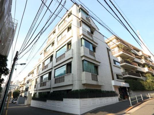 白い建物の外観