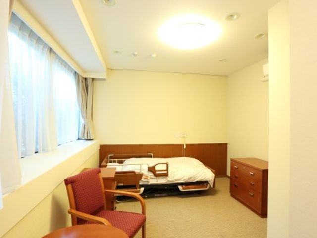 快適な個室居室 居室 落ち着いた色合いの居室は、充分な収納と快適な生活をサポートする家具が整っています。窓からは自然光が顔をくれて、温かな雰囲気を醸し出しています。