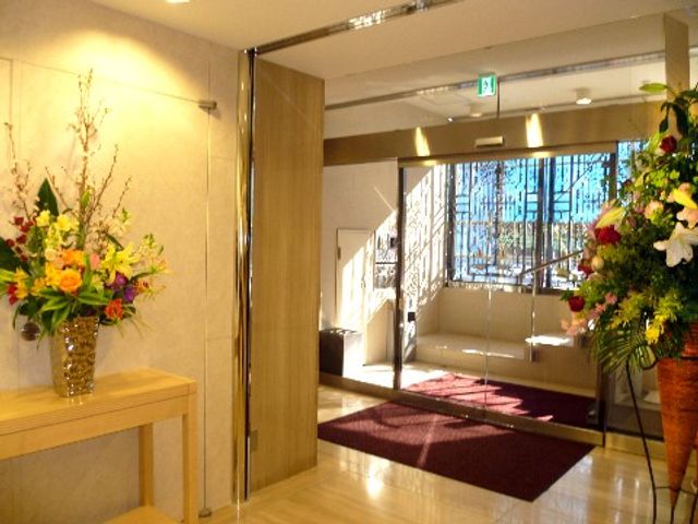 エレガントなエントランス 館内の風景 華やかな花が飾られた明るく開放的なエントランスです。落ち着いた雰囲気の中、訪れる方々を温かく迎え入れます。