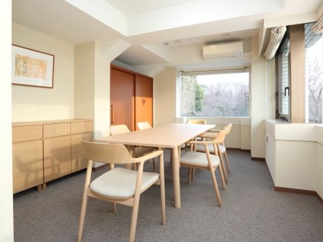 白と木目の食堂空間 相談室 ゆったりとした食堂では、自然光が差し込み温もりある雰囲気の中で食事を楽しめます。
