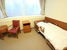 居室のベッドと家具