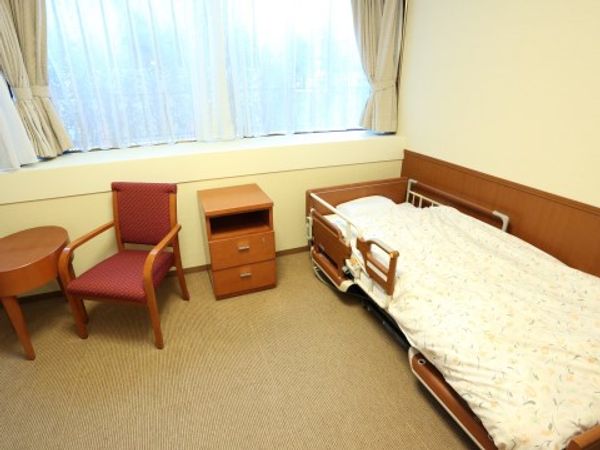 居室のベッドと家具