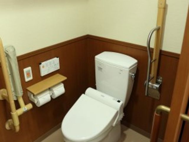 バリアフリートイレの一例 トイレ 安全・快適なトイレ空間を提供していて、手すりや緊急コールが装備され、安心してご利用いただけます。