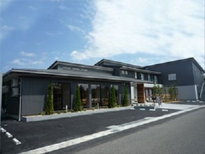 施設の外観と入口