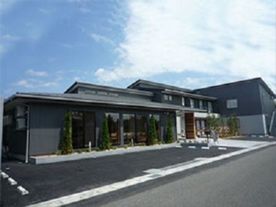 施設の外観と入口