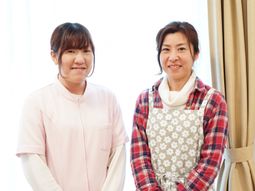 笑顔のスタッフ二人立ち