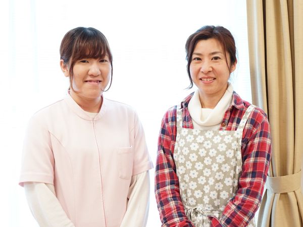笑顔のスタッフ二人立ち