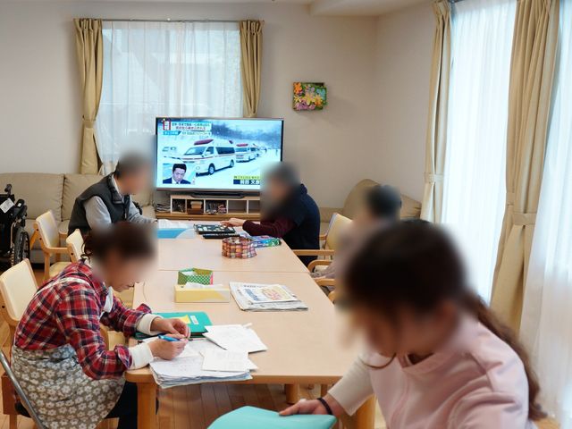 共有スペースにて活動する人々 リビングダイニング ゆったりとしたリビングで、利用者が様々な活動に励んでいます。一緒に温かい支援を提供しませんか。