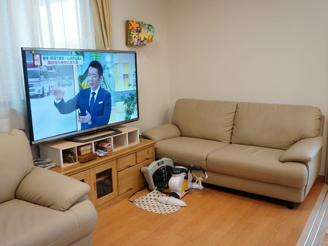 快適なリビング空間 リビングダイニング別角度 ゆったりとしたソファが配置された快適なリビングです。明るい雰囲気の中で、テレビ鑑賞などのリラックスタイムを楽しめます。