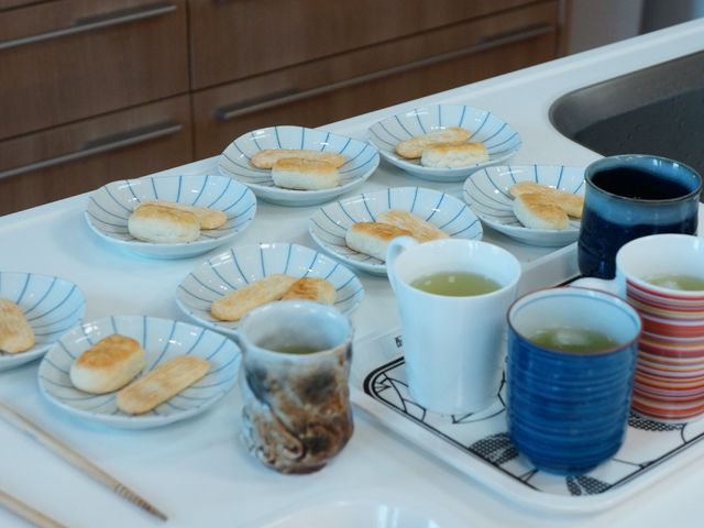 和風テーブルセッティング おやつ ふんわり焼き上げたパンと和食に合うお茶が並んでいます。温かい食事で心も体も満たされる空間がここにあります。