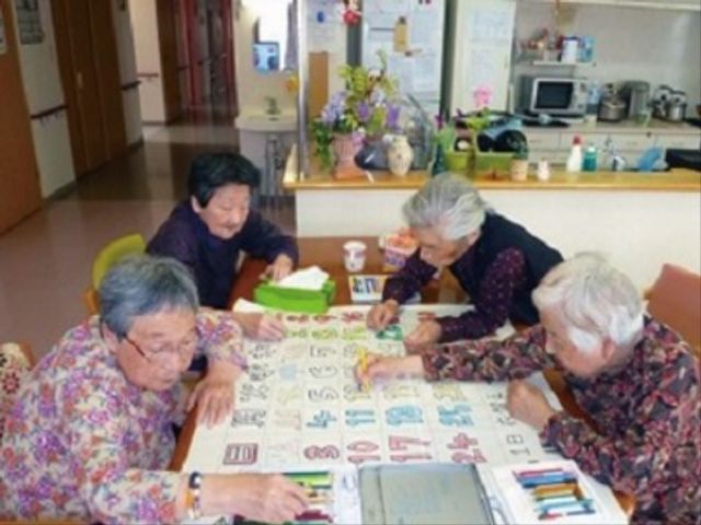 レクリエーションの様子 レクリエーション ゆったりとした空間で楽しむレクリエーション。住まいの方々が談笑しながら共に過ごす時間は、心豊かな日々を約束します。