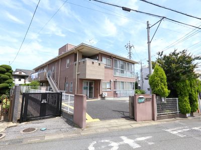 落ち着いた建物の外観