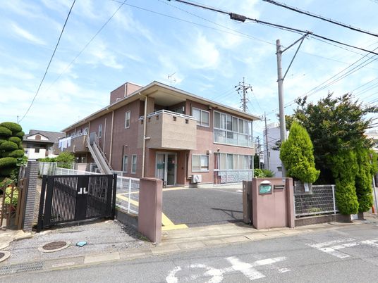 落ち着いた建物の外観