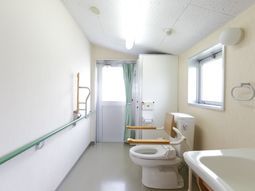 手すり付きの清潔な浴室