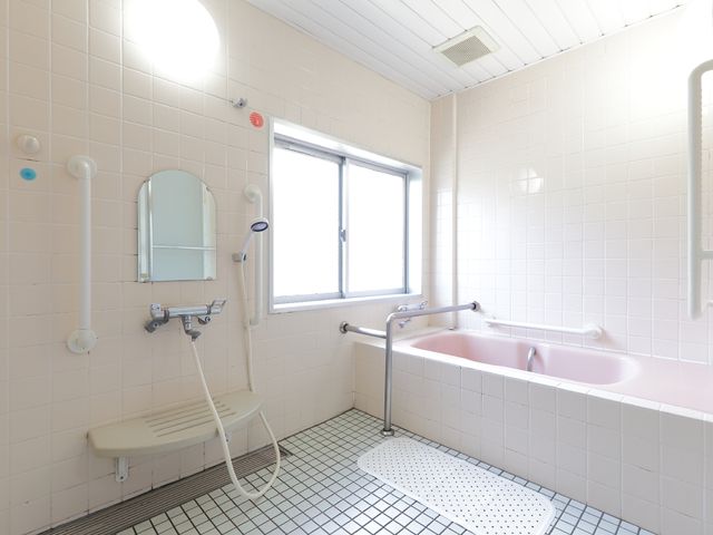 バリアフリー設計の浴室 浴室 安全に配慮された浴室は、手すりや座面があり利用しやすい構造です。明るく清潔感のある空間でゆったりとしたバスタイムを楽しめます。