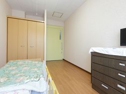 明るい居室の様子