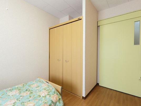 落ち着いた色の居室