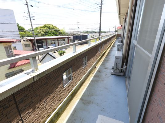 明るい日差しのバルコニー