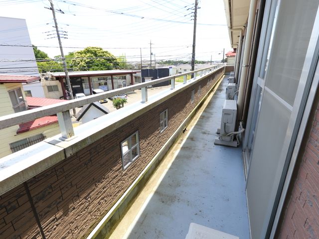 明るい日差しのバルコニー 居室(バルコニー) 日差しが差し込む快適なバルコニーです。新鮮な空気を楽しむことができ、休憩に最適な開放的な空間となっています。
