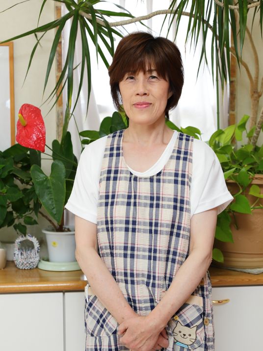 笑顔の女性スタッフ像