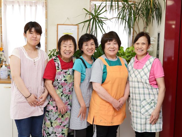 スタッフ陣の笑顔集合 スタッフ(職員) 笑顔あふれるスタッフがお出迎え。温かい雰囲気の職場で働きませんか。