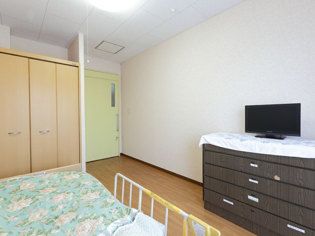 居心地の良い居室 居室(別カット) 広々とした部屋にはクローゼット、テレビ、快適なベッドが備わり、心地よい個人空間が確保されています。安らげる環境でのお仕事はいかがでしょうか。