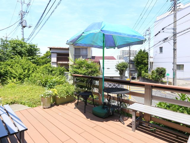 テラス席と緑の景色 テラス 陽光が降り注ぐテラスで、心地よい風を感じながらリラックスできる空間です。自然に囲まれたこちらの席で、穏やかな時をお過ごしいただけます。