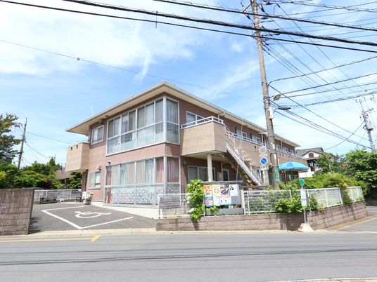 明るい外観の建物