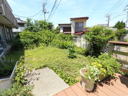 緑豊かな開放的な中庭