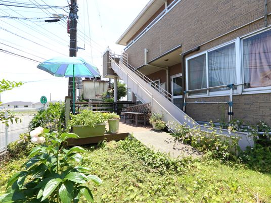 緑に囲まれた施設の外観