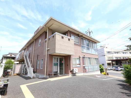 明るい日差しの外観
