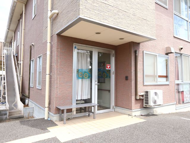 エントランスの外観 エントランス バリアフリー設計のエントランスです。明るく開放的な入り口は訪れる方々を温かく迎え入れます。