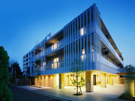 夕暮れ時のきれいな外観