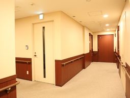 快適な施設の廊下