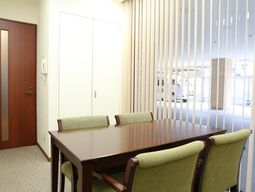 茶テーブルと緑の椅子