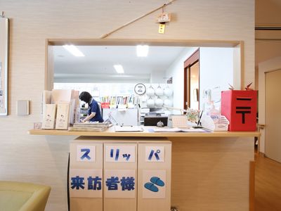 フロントの活気ある様子
